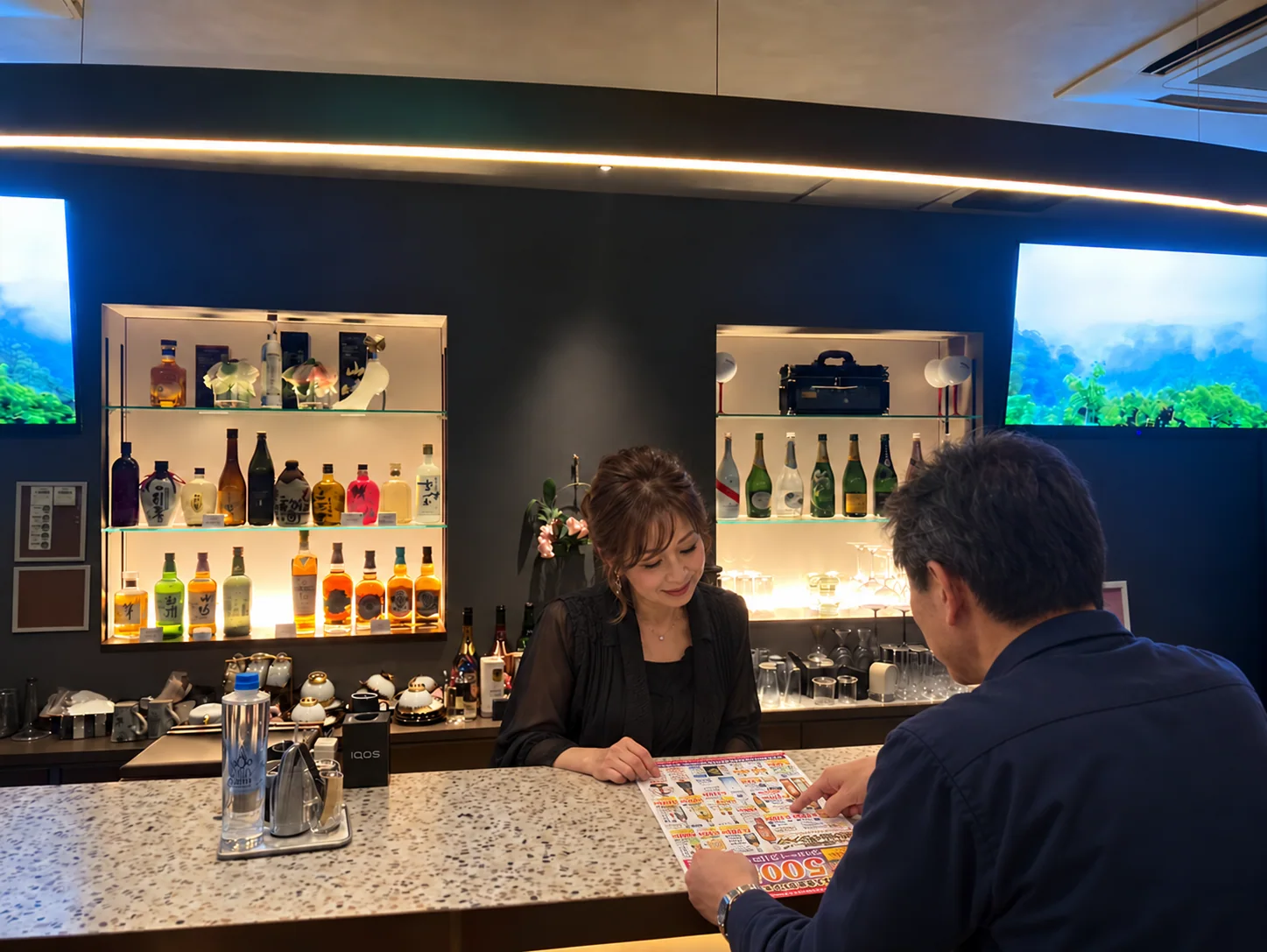 バーのスタッフと酒屋の担当者が販促チラシを見ながら相談するイメージ